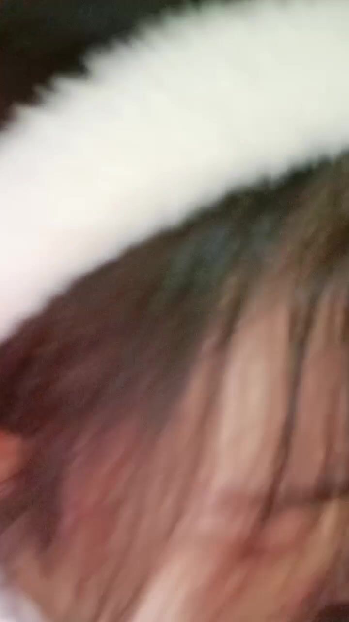 剧情演绎风骚小姨子黑丝情趣诱惑，露脸勾搭维修工大哥，被大哥按着头草嘴呻吟，淫声荡语各种抽插后入草菊花