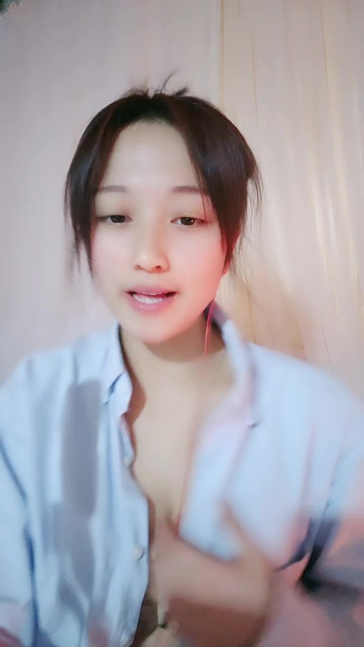 迷人的小少妇全程露脸大秀直播，在狼友的指挥下脱光，用黄瓜抽插骚穴掰开给狼友看特写