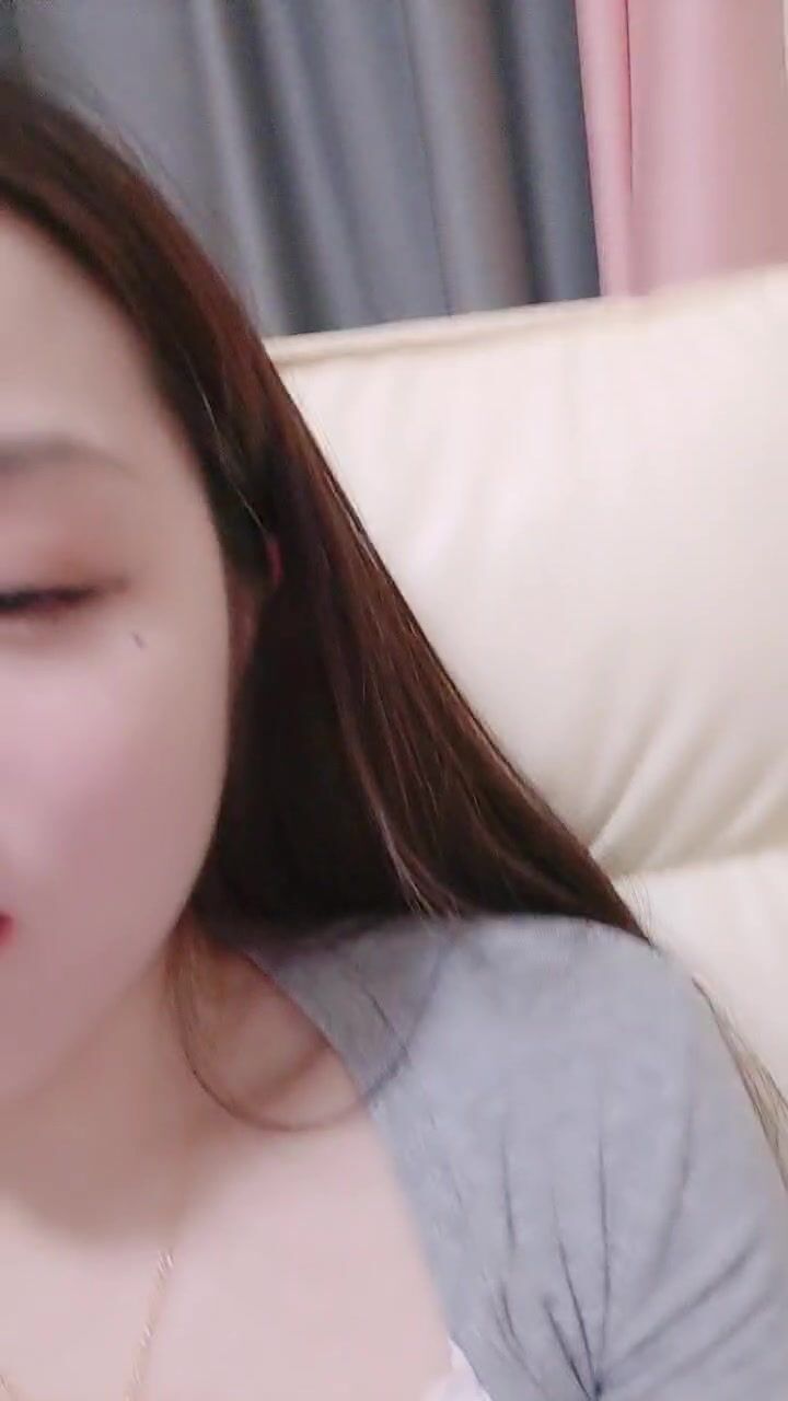 圆圆脸网红美少女！收费房诱惑秀！撩起衣服白嫩奶子，掰开小穴水嫩多汁