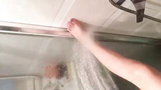 发育非常哇噻的清纯大奶小妹子浴室洗澡自拍 站着尿尿然后用花洒浇逼蹭逼