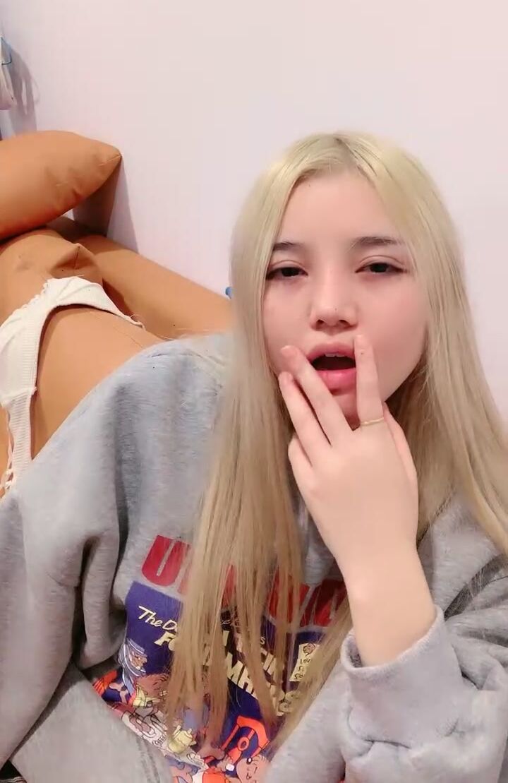 金发纹身小妞，露脸和男友啪啪做爱，脱光光粉嫩奶子，沙发上传教