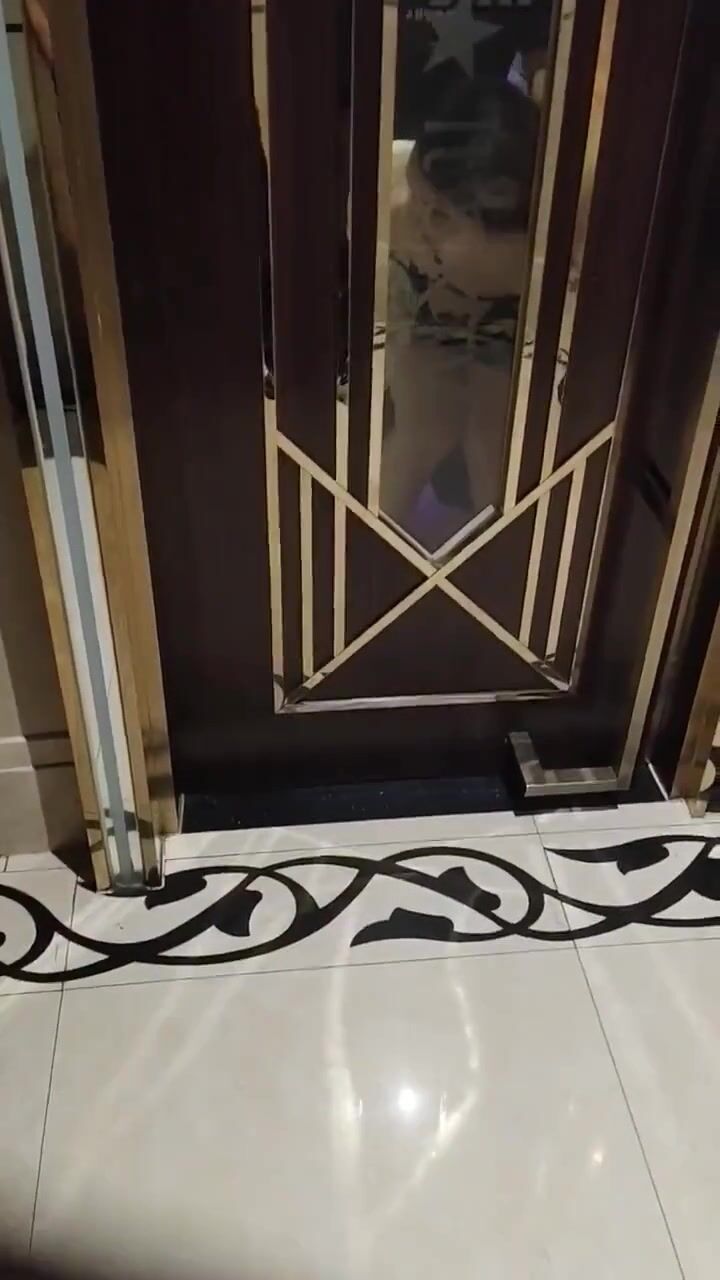 漂亮少妇在ktv包厢门口撅着屁屁被操的有滋有味 大奶子哗哗 全然没有发现我