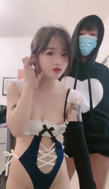 花臂纹身美少女！情趣装炮友操逼！抓起大长屌舔弄，怼入骚穴抽插，小哥活不行