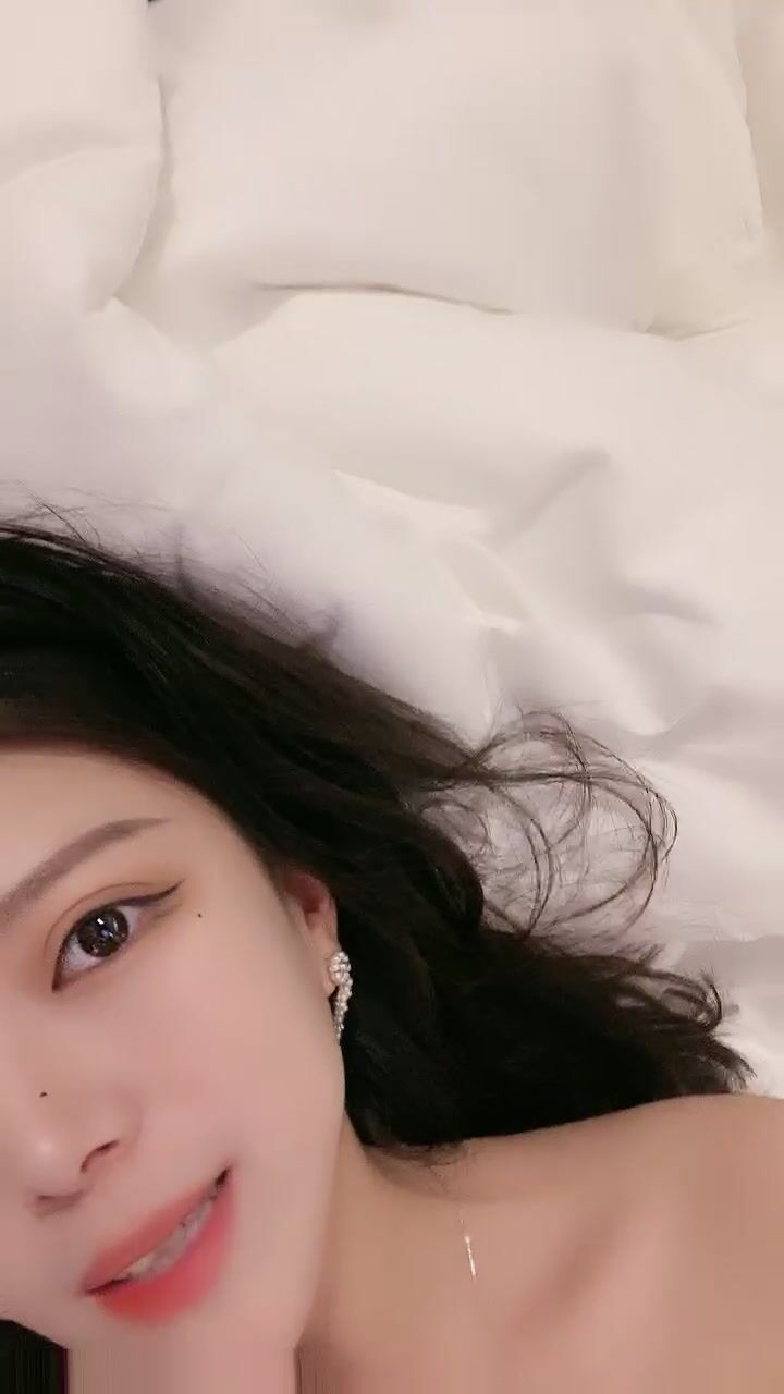 车模下海网红美女！口活一流！用屌磨蹭多毛骚逼，好多水，特殊视角抽插猛怼，骑乘位扭腰贴着膏药