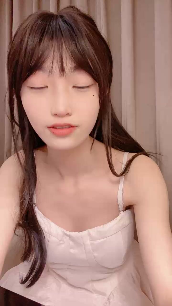 甜美尤物美少女！今天难得秀一波！白裙情趣装，扒开内裤多毛