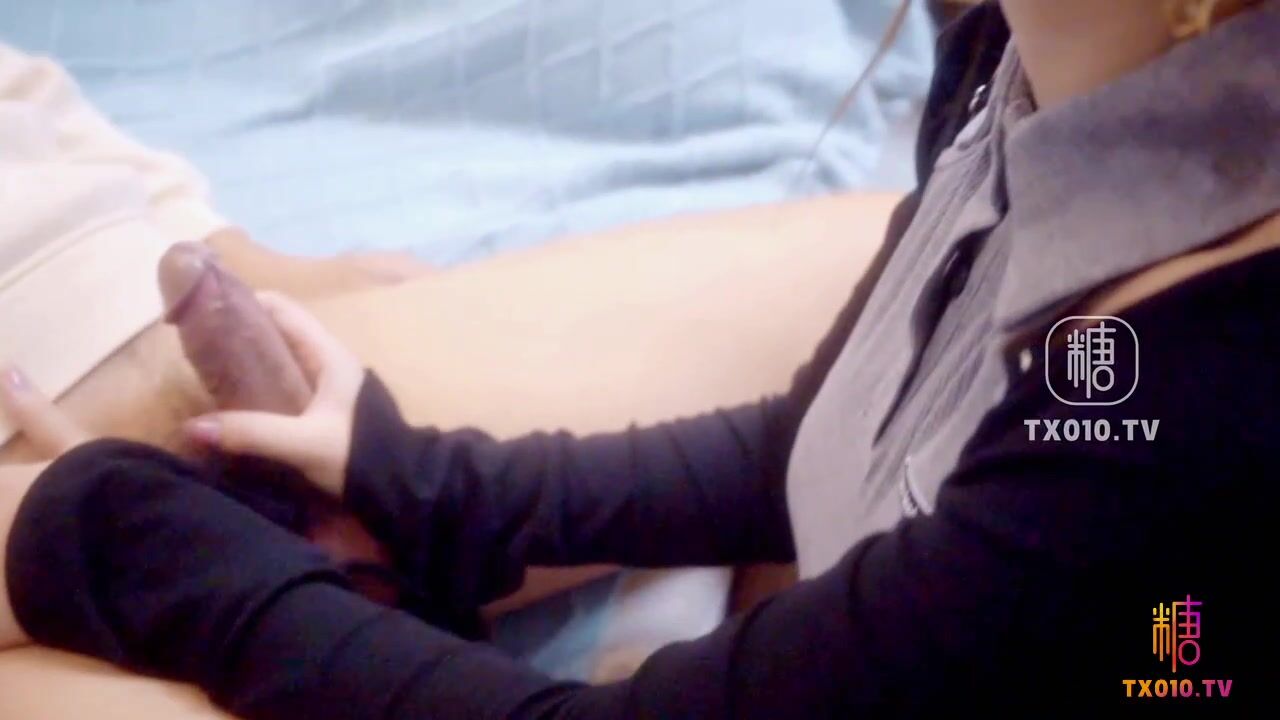 最新超人气爆乳貌美少女▌小桃酱▌特殊生日会 帮处男学长开荤 温柔口交吸吮龟头 滚烫蜜穴榨干精