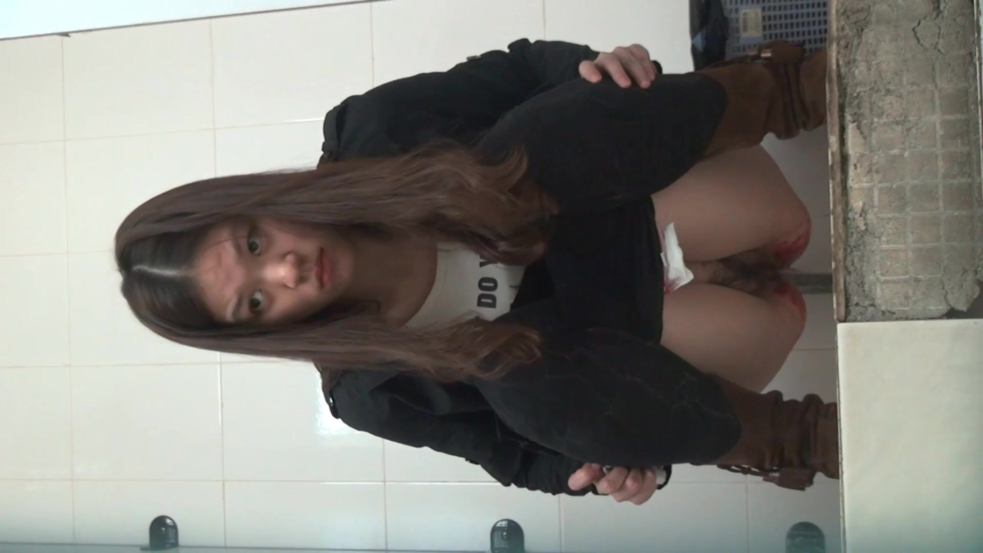 办公楼女厕全景偷拍长发靓妹来姨妈了 量太大满屁股都是红