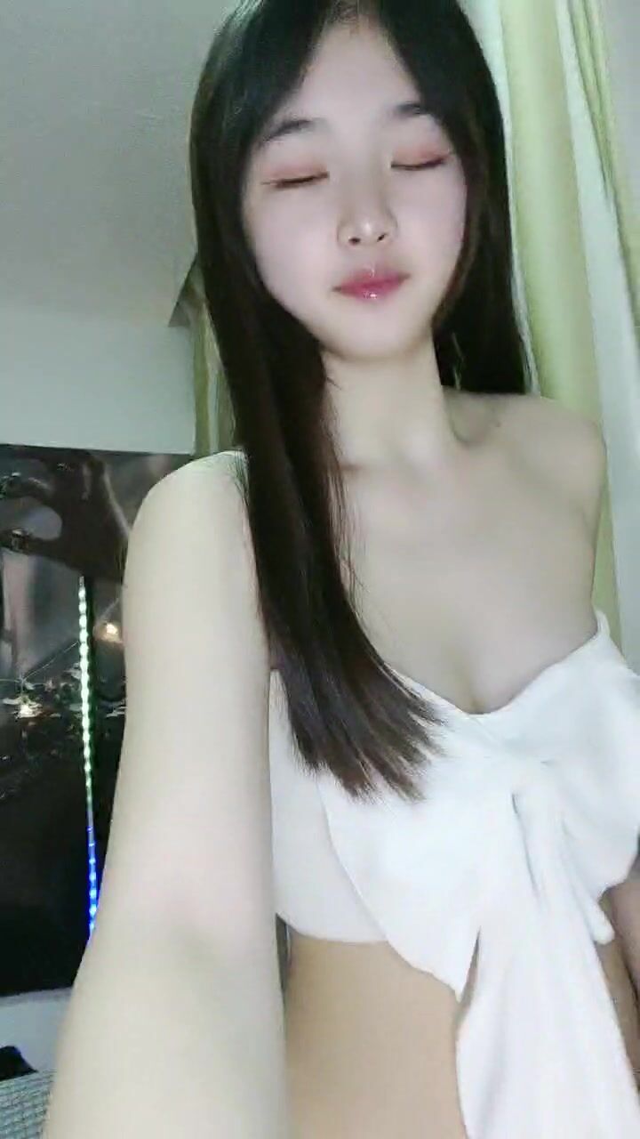 全程露脸高颜值的邻家小妹精彩大秀直播，跟狼友互动撩骚听指挥，性感好身材揉奶玩逼