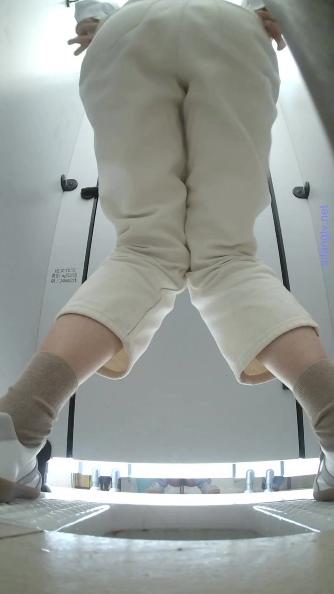 大学女厕偷拍白裤休闲装学妹 后撅腚喷尿 喷的是真有劲-天女散花