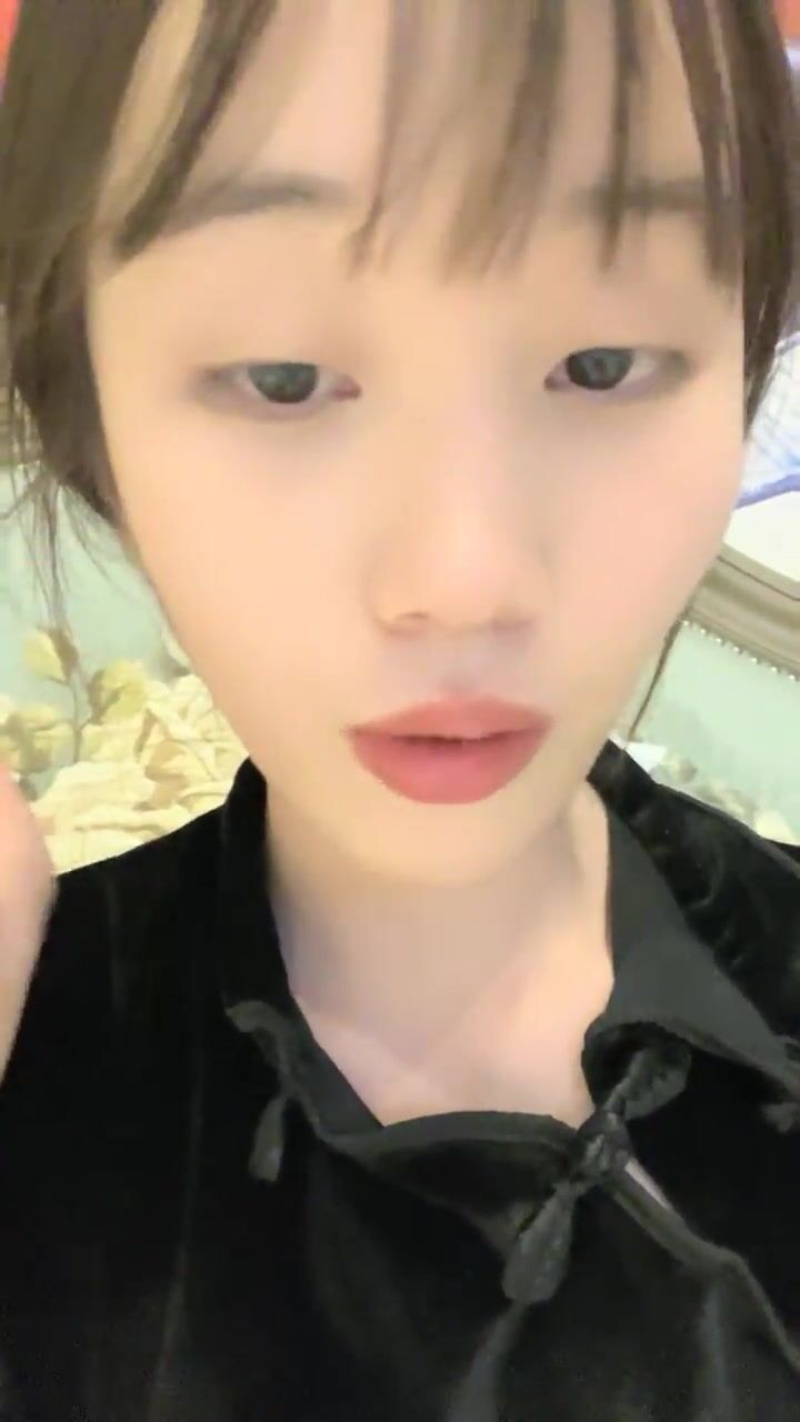 大哥们，【女大学生羊羊】下海， 很少有时间来直播的，值得一观，一秒钟带你梦回学生时代2