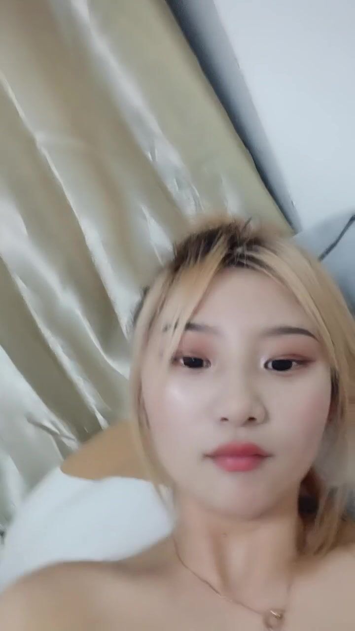 黄发模特身材女友露脸家中自慰掰穴大鲍鱼，近景特写，超多角度 洗澡全过程