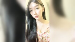 顶级尤物美少女！双马尾JK装！活力十足超甜美，肥唇小穴瓶子自慰，洞口磨蹭一下插入