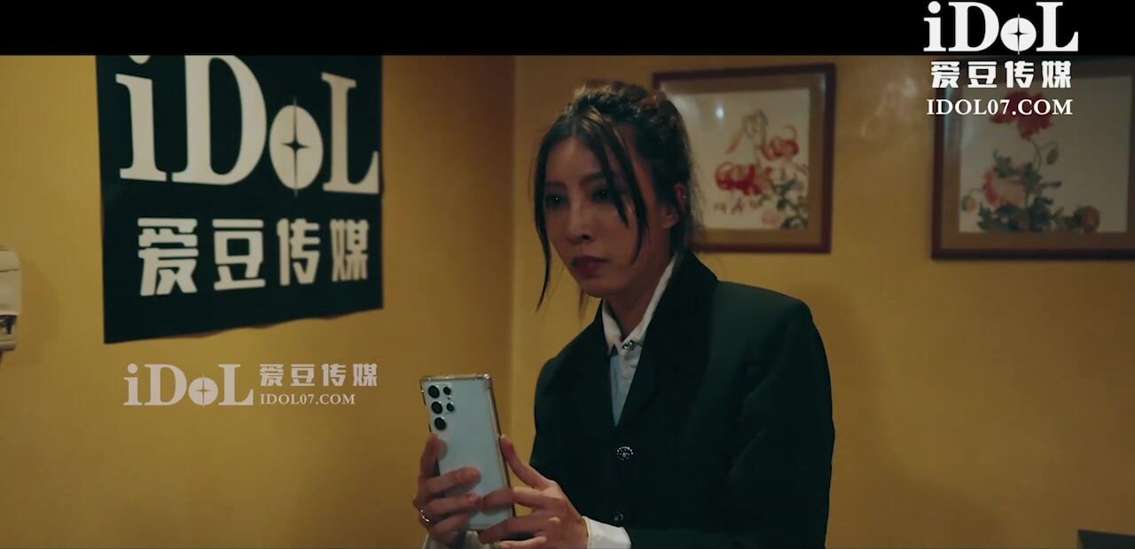 【国产AV首发 爱豆传媒】引领国产AV性爱新时尚ID5270《淫乱豪乳主播一女侍二男》