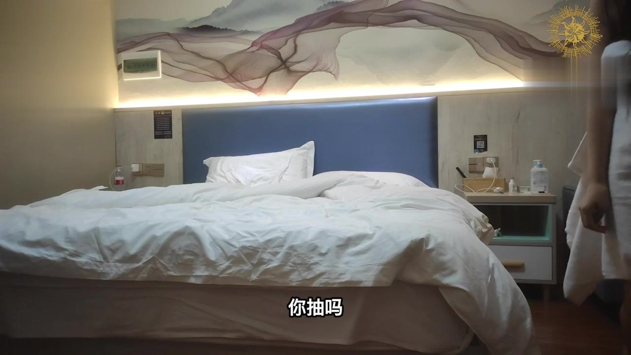 2023-4-19新片速递 瘦子探花酒店约操温柔巨乳小少妇，声音甜美动人