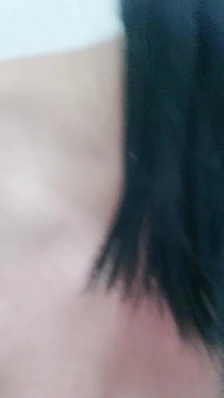 欣儿刚成年，诱人的小萝莉全程露脸大秀直播，无毛白虎逼娇嫩的小奶子给小哥口交大鸡巴，让小哥用道具狂插