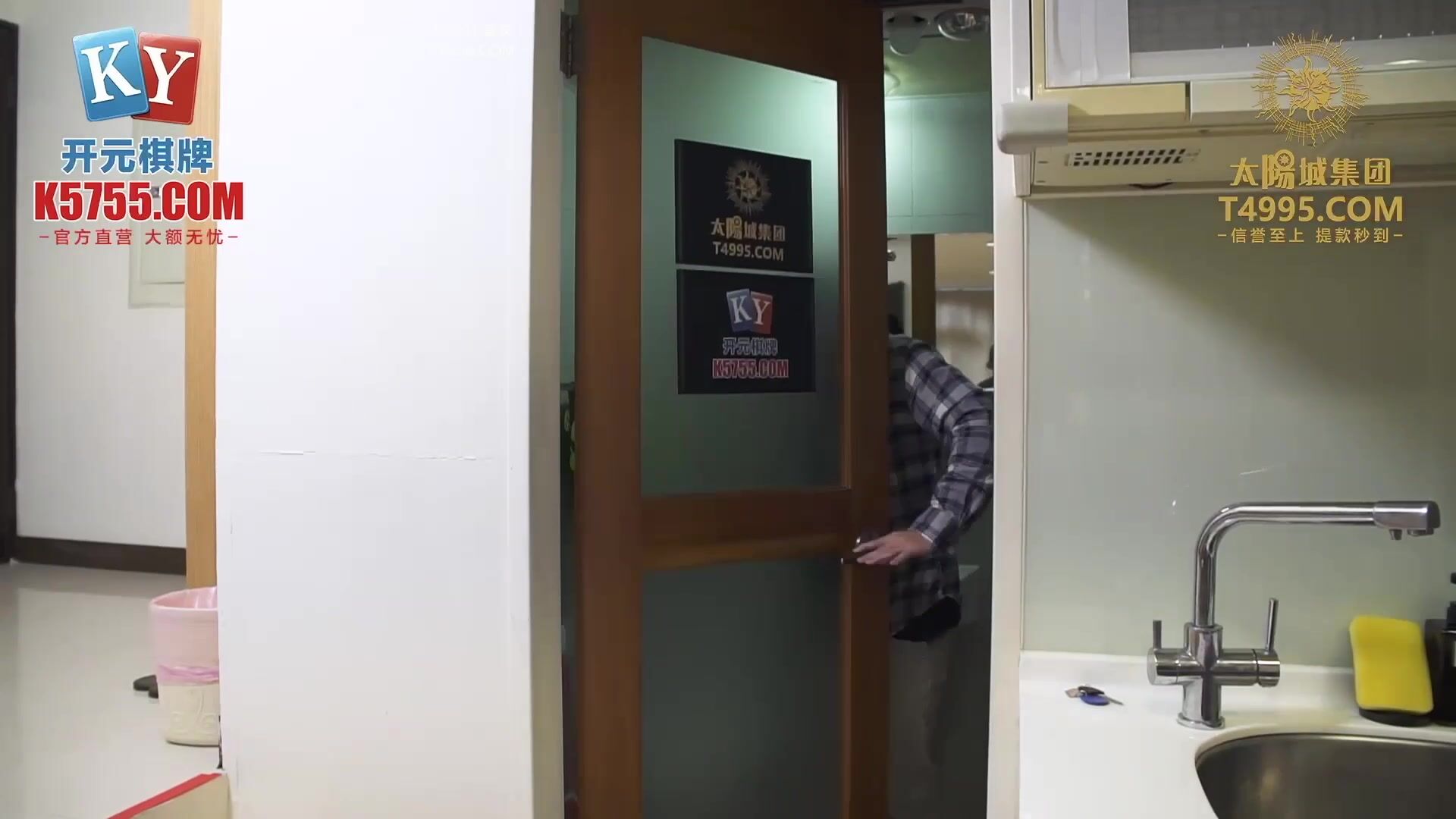 麻豆传媒 MCY0185 发情的妈妈勾引儿子的朋友 苏语棠【水印】