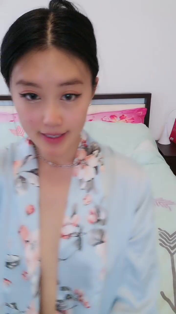 人妻的诱惑，露脸火辣艳舞刺激狼友，揉奶玩逼自己叼着内裤揉捏骚奶子