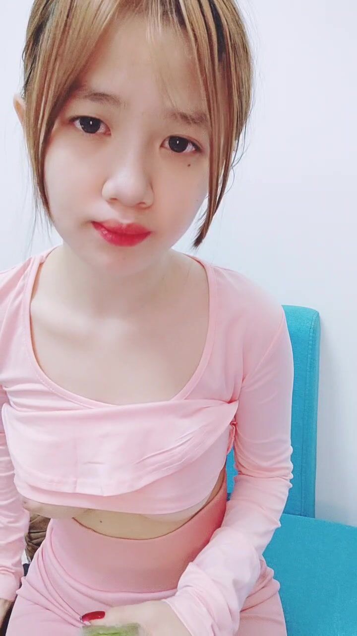 清纯系天花板！颜值美少女颜宝！闺蜜没在独自大秀，翘起美臀内裤勒肥穴，假屌自慰流白浆