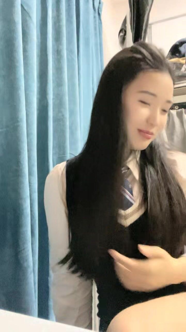 清纯系大二妹妹！9分颜值超甜美！难得一线天馒头B，白嫩巨乳揉捏，怼在镜头前揉穴