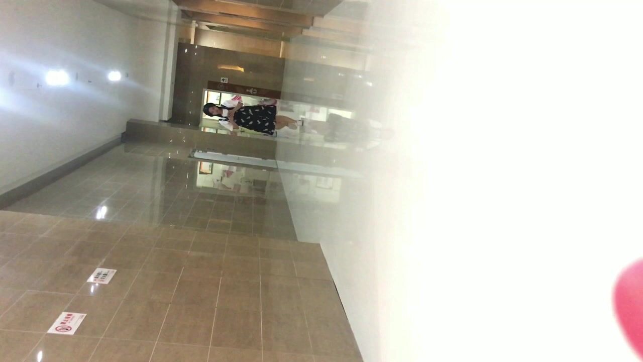 大神潜入办公楼近距离偷拍新来的美女实习生