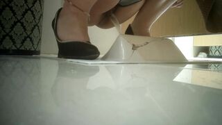 大神潜入商场女厕偷拍 极品高跟美少妇粉嫩嫩的鲍