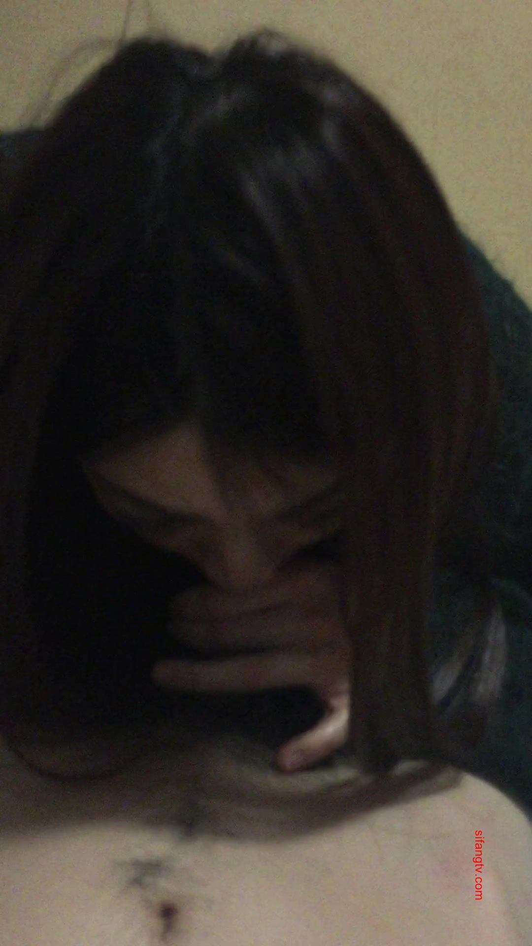 短短39秒，演示了一个男人的无奈，漂亮女友埋头口活儿，迎来的却是这样的短暂！