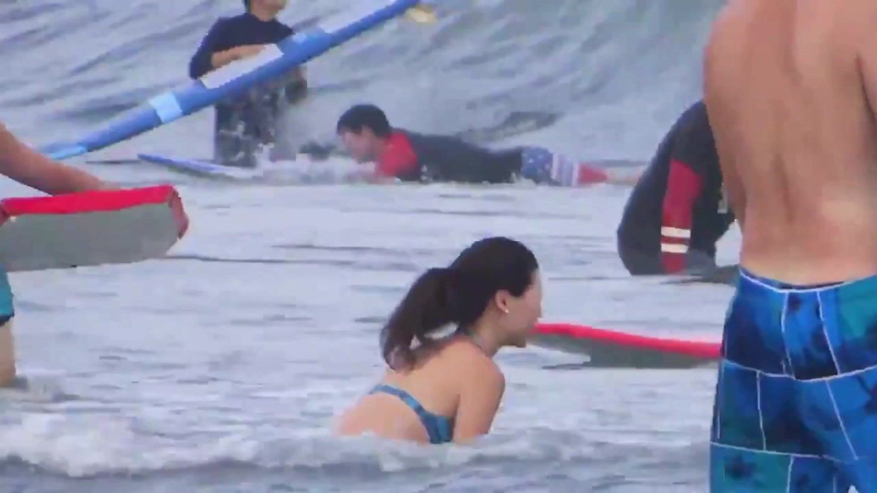 海里玩水的妹子 你也走点心 奶子跑都出来了还不知道