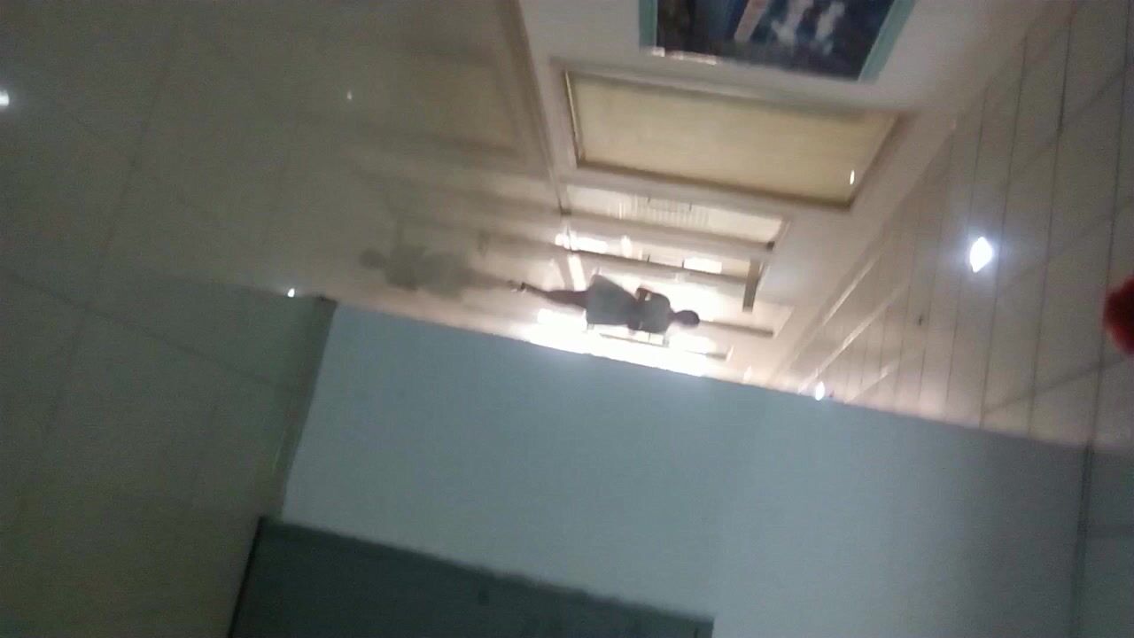 潜入单位女厕偷拍漂亮同事 粉嫩的无毛B