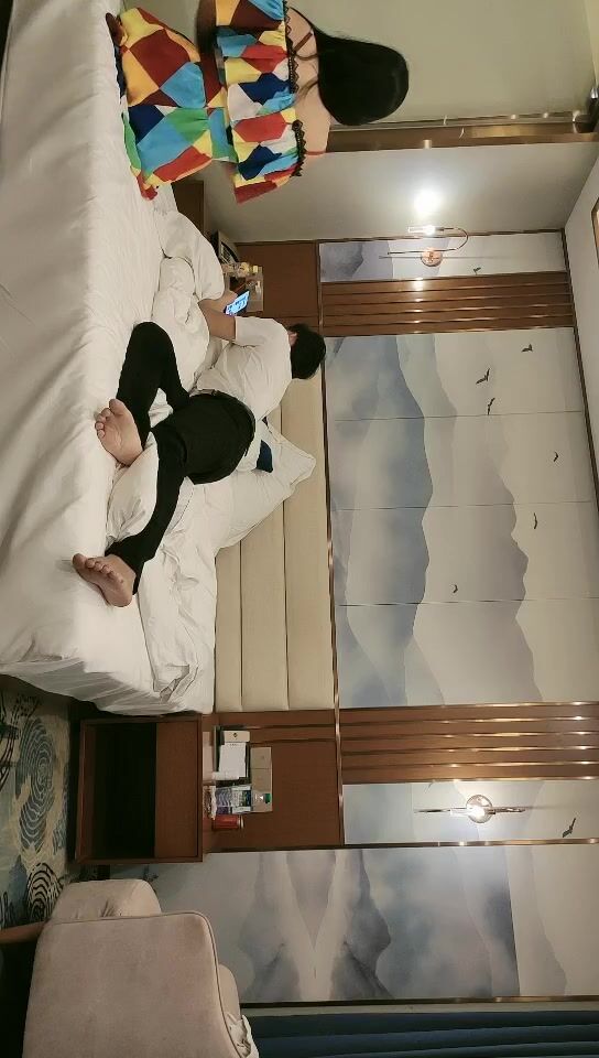 2021.9.17，【骚白寻花】，超清4K设备，老相好小姐姐约出来，相拥舌吻，高跟美腿，毛茸茸的黑森林水汪汪，无套狂插