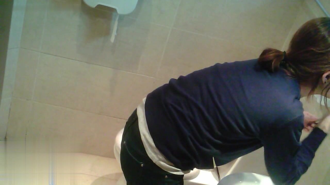 商场女厕 偷拍白白嫩嫩的大屁股美女 好浓郁的B毛性欲一定很强