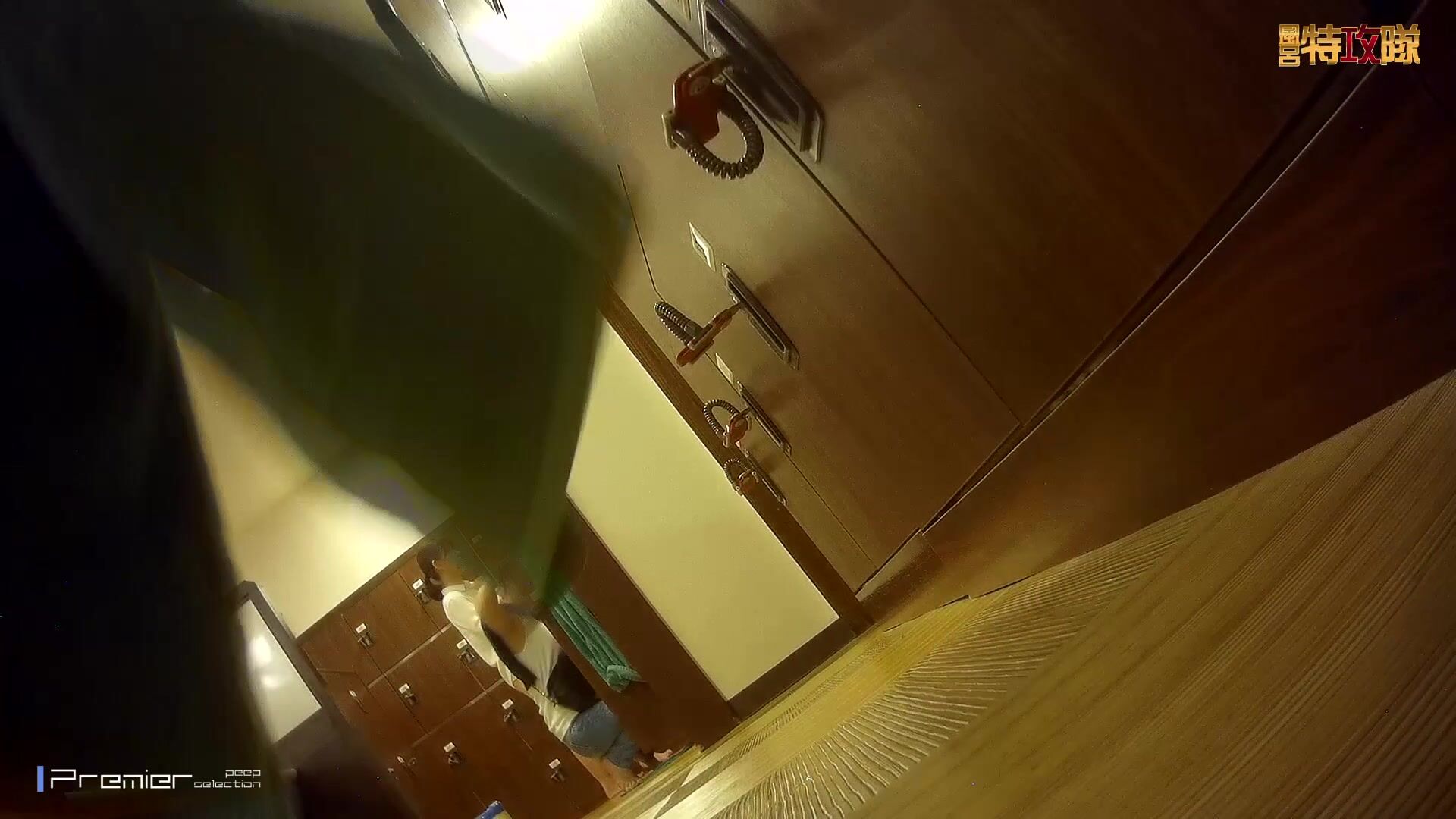 9月最新暗藏高清设备真实偸拍洗浴中心女宾部换衣室内部春光亮点多多母女一起来洗女儿是白虎妈妈的身材搞一下绝对败火