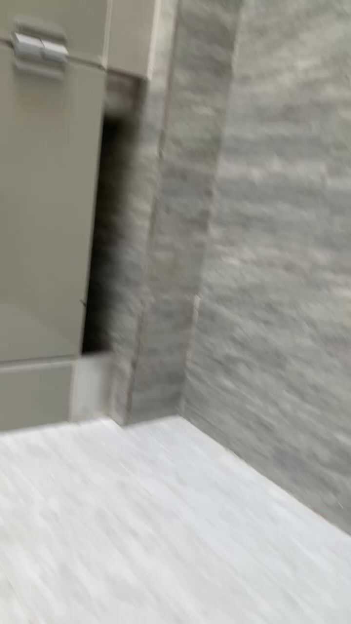 新疆景区厕所偷拍少数名族的无毛大黑逼