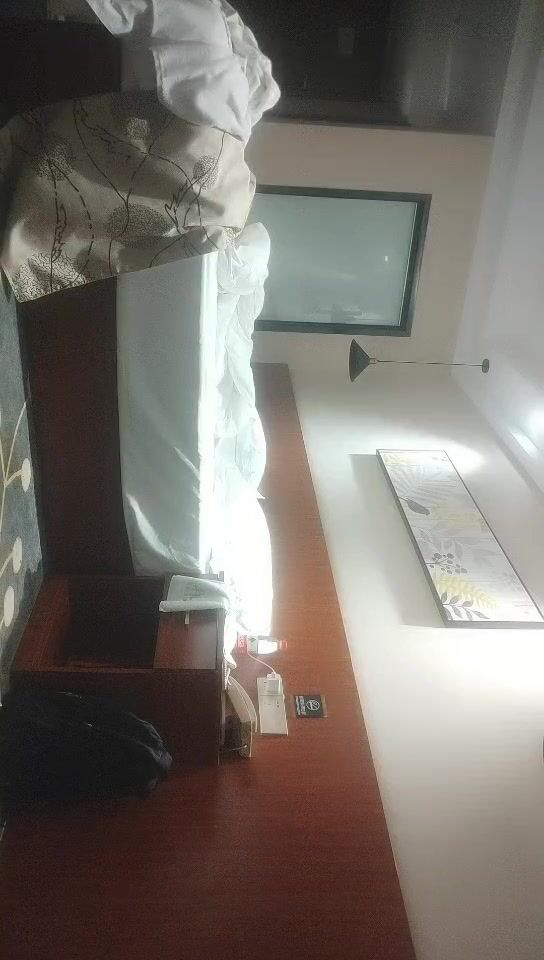 2021.9.19，【夏利哥探花】，新晋探花首场，白皙小少妇，黑丝诱惑，白臀高耸乳浪波动，一碰就出水，一插就浪叫