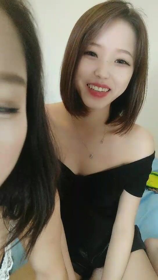 刚下不久气质短发美女和闺蜜一起大秀 ，腰细美乳被闺蜜揉捏 ，叠在一起拿出振动棒抽插 ，换着姿势玩呻吟非常淫骚