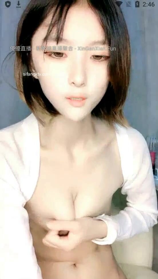 难得一见的清纯短发学生妹 一股清新的风气扑面而来，缺点是奶子太小了，最爱那樱桃般的小嘴，长得很像网红歌手 陈雪凝