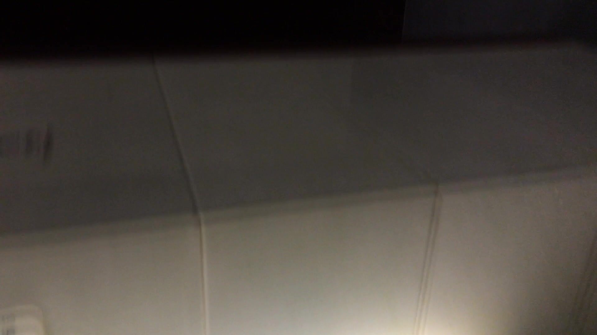 大神潜入商场女厕 近距离偷拍漂亮的短发美女 人美B也美