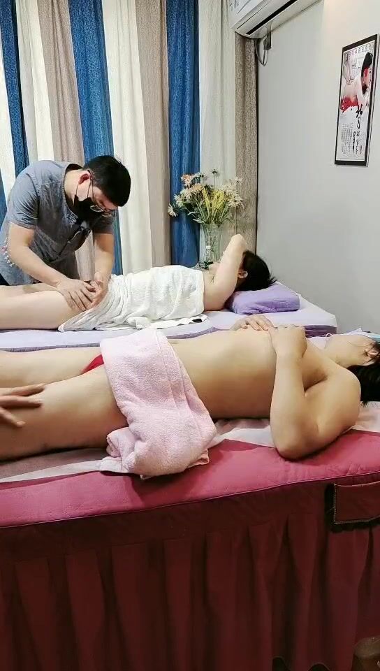 女子按摩店里的特殊服务激情4P，技师小哥弄的富婆少妇受不了口交大鸡巴，玩奶又抠逼，大鸡巴爆草草穴伺候她