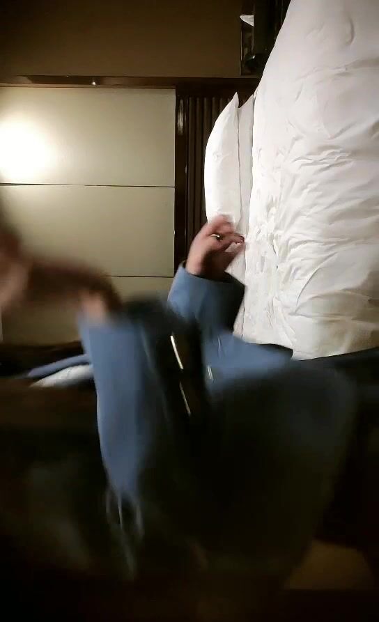 赵总极品寻花酒店深夜约外围翻车刚脱完衣服玩得正起劲就收到警察查房的短信女的还傻傻问为啥查房