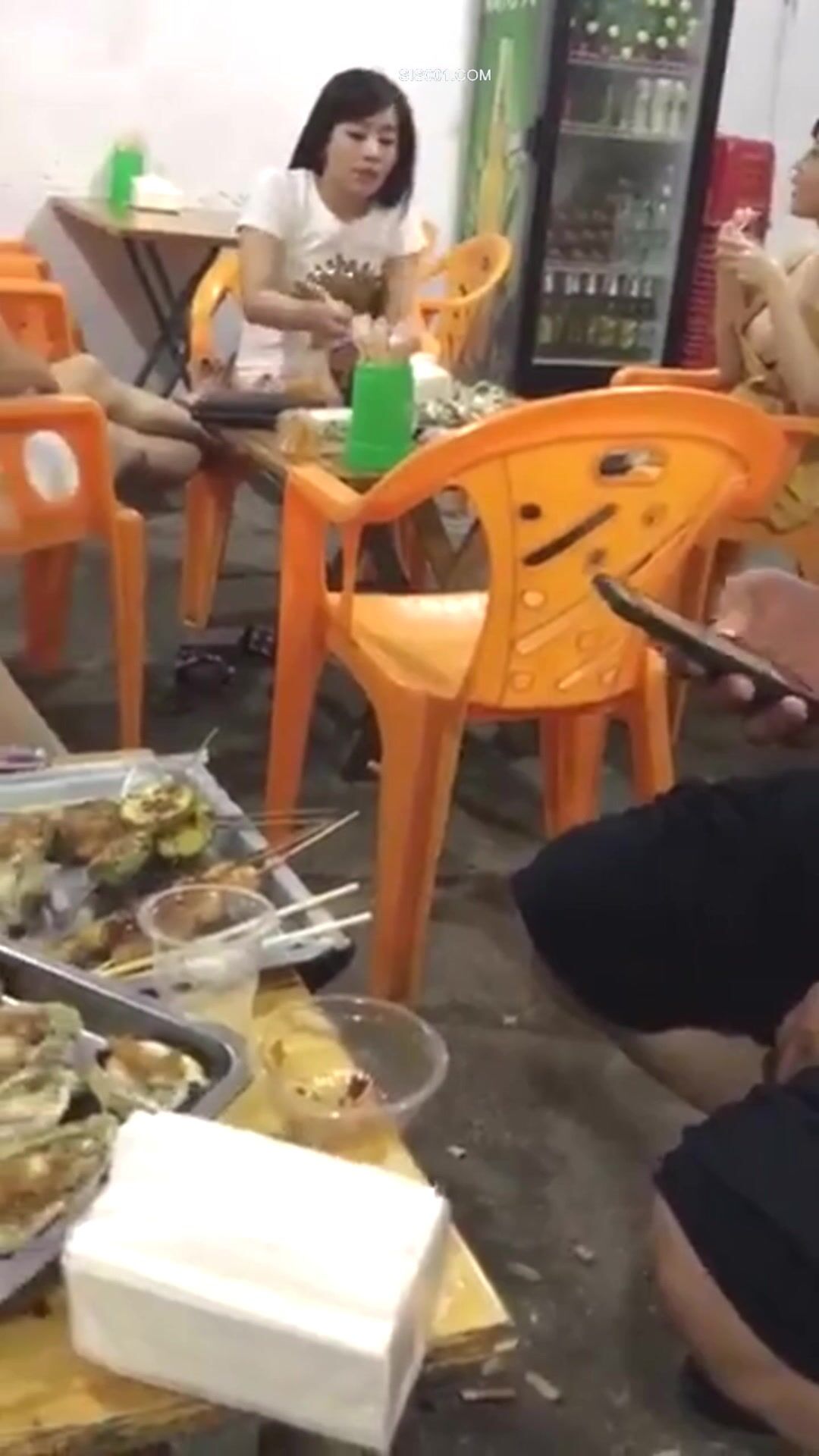 偷窥隔壁桌吃烧烤几个妹子 没想到高颜值美女整个大奶子都露了出来 却浑然不知