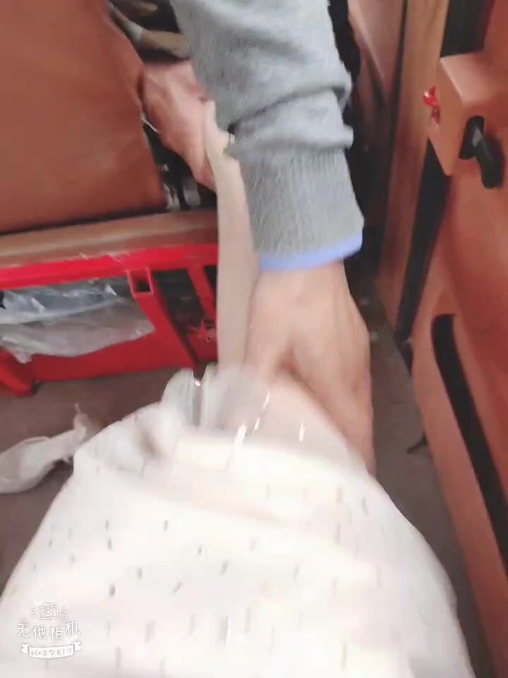 美女户外勾引三轮车大爷，让他交粮，‘大爷，你今晚没粮交给你老婆了咋办’，别管她，搞你爽就行啦，够骚够劲，对白是亮点