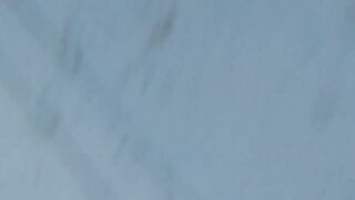 小县城公共厕所 后拍躲在里面抽烟的大屁股少妇