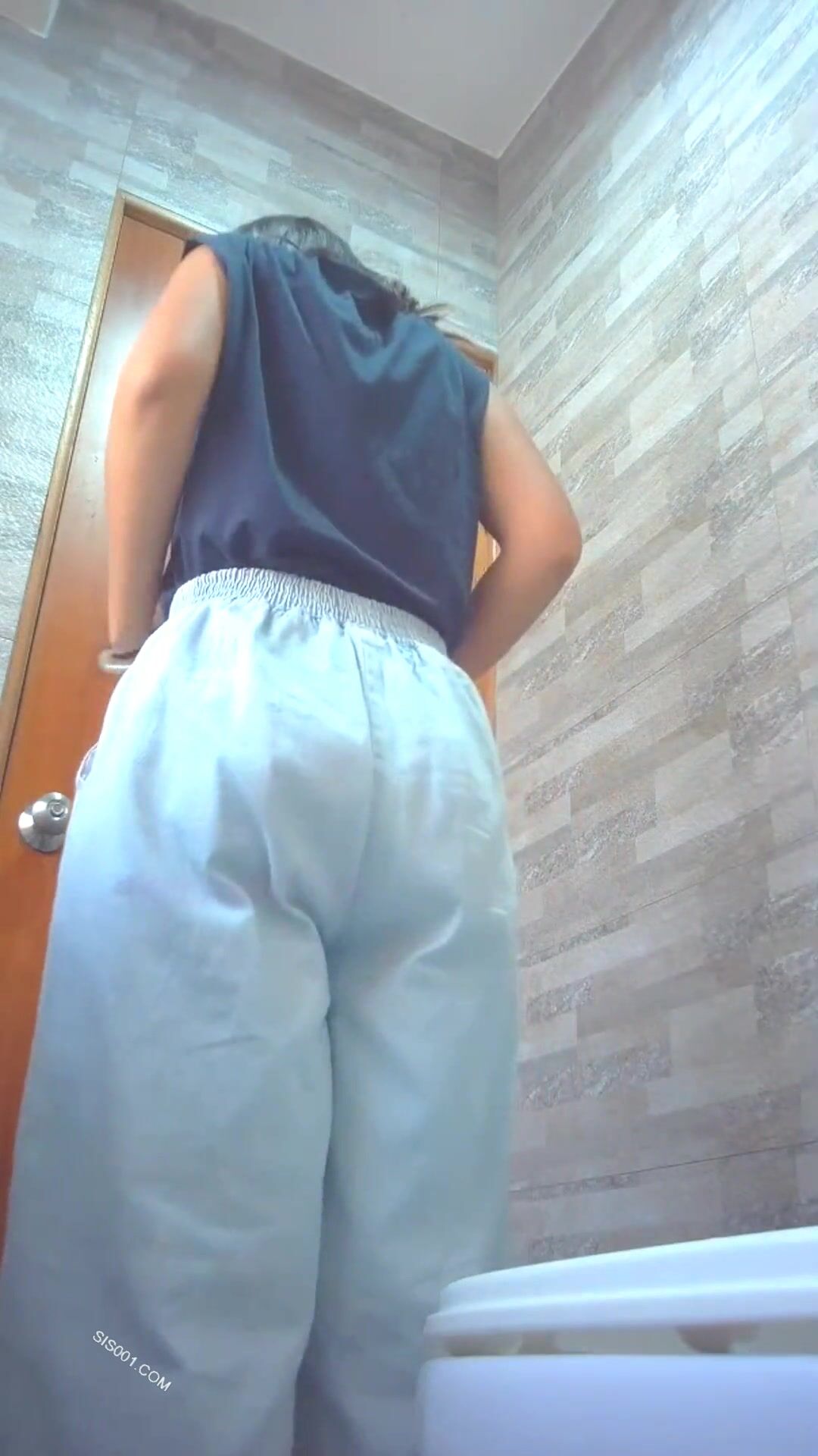 最新全镜偷窥青春美眉嘘嘘 爱运动的妹子身材就是好 尤其大肥屁屁简直无敌了 脱裤子都困难 高清原档