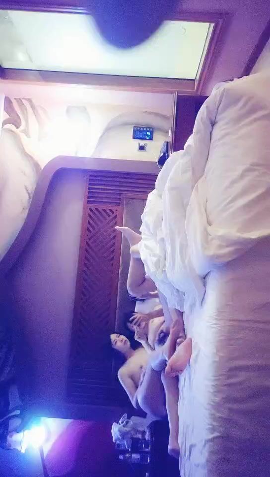 2021.9.25，【换老婆探花】，阳痿男嫖娼，别看鸡巴不行，还要玩双飞，两位漂亮小姐姐玉体横成，好久才硬终于进洞插一插