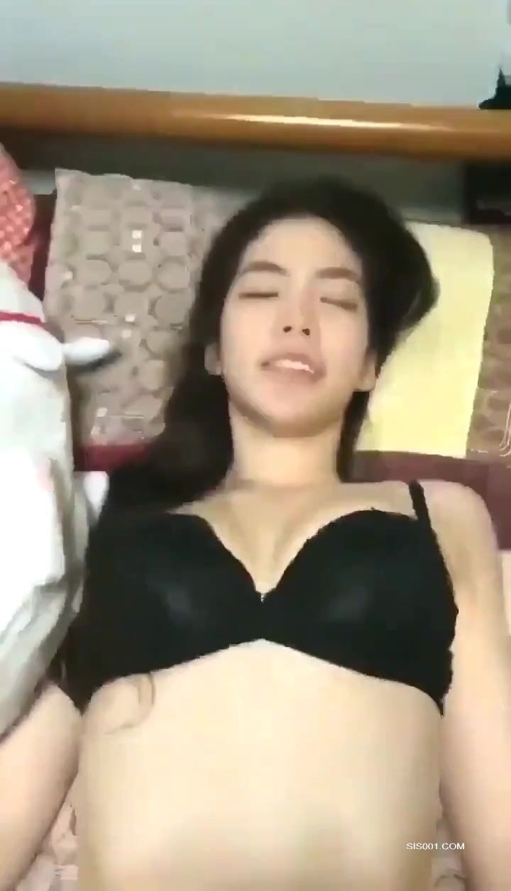 笑起来特别阳光的漂亮小姐姐 爱爱和吃鸡鸡都是一脸陶醉与享受 刮毛馒头穴肥美