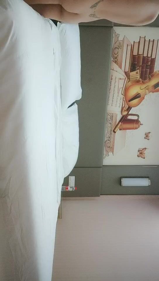 2021.9.25，【利哥探花】，25岁，漂亮小少妇，深夜加班赚个外快，情趣黑丝，今晚遇到打桩机，一波波高潮