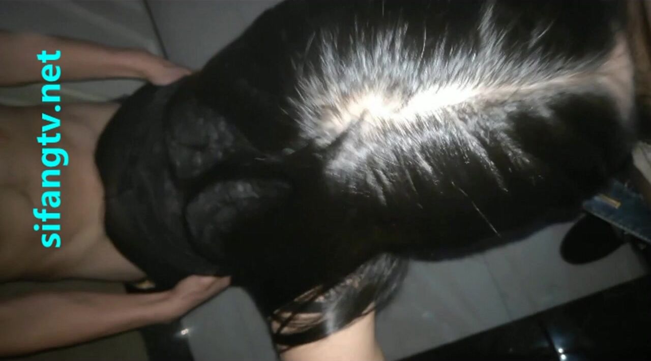 KTV里3P单位漂亮的小嫂子 身材好人也骚的很