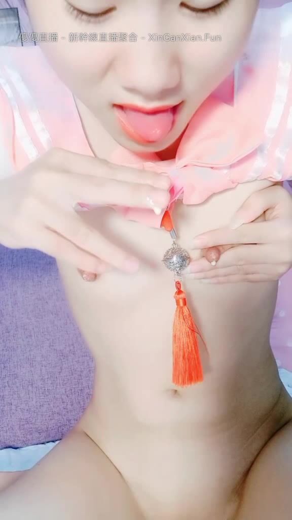 生过孩子的少妇就是骚，露脸制服诱惑，道具自慰全部插进去high翻天