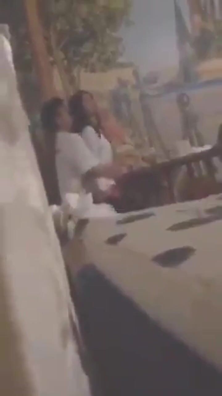 偷窥大学生小情侣在饭店椅子上啪啪 最后被妹子发现了 超级淡定