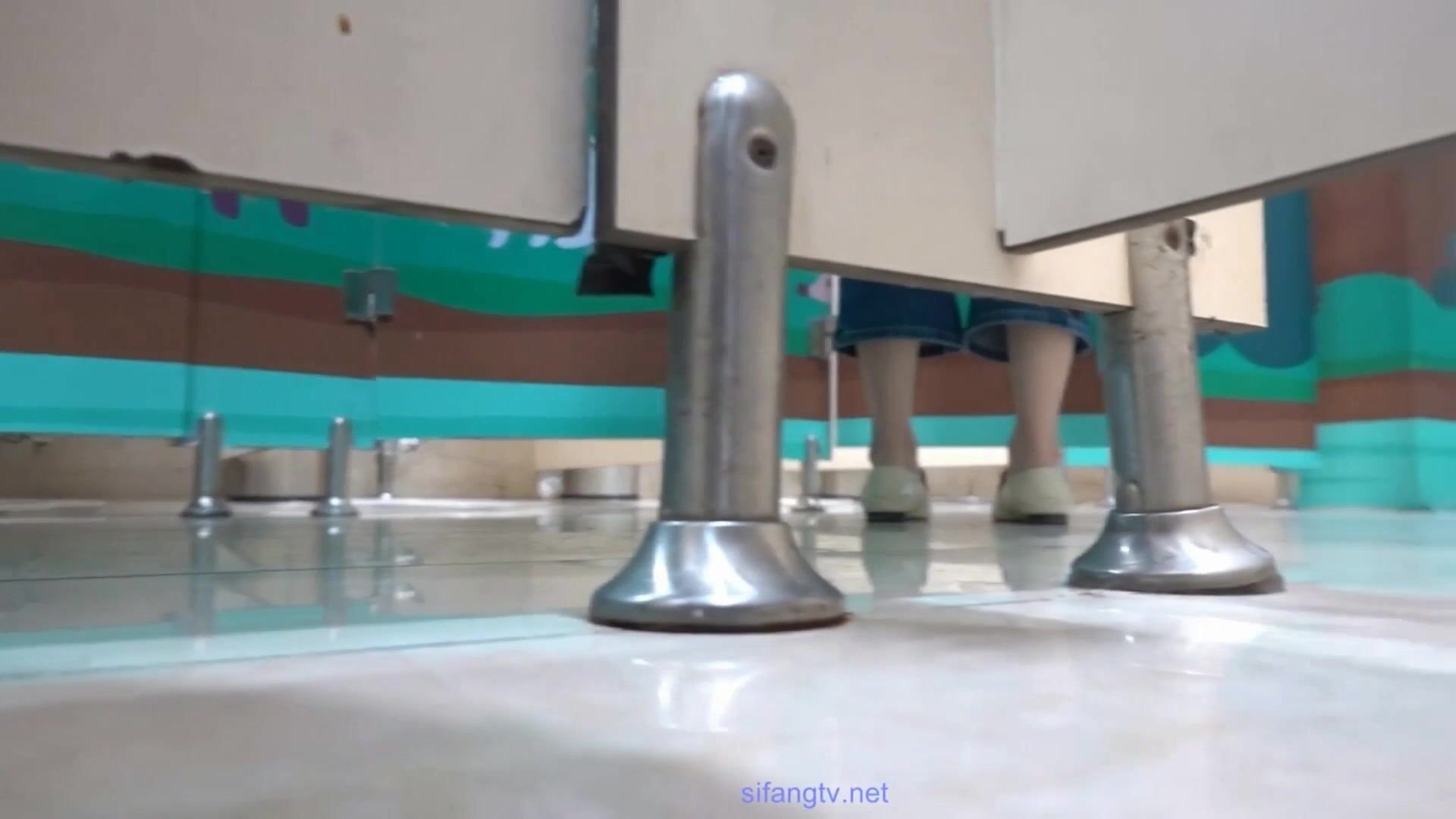 商场女厕偷拍大长腿牛仔裤美女 多毛小黑B