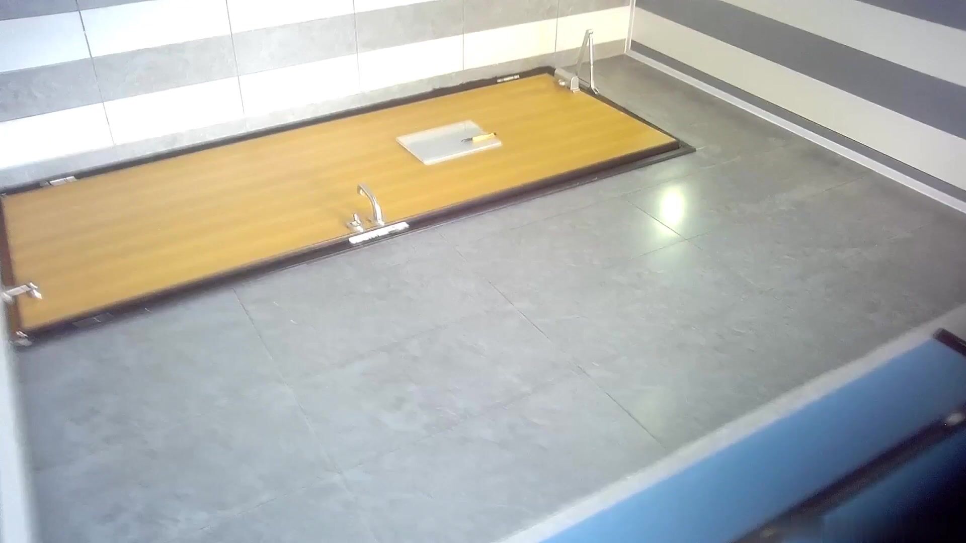 大神潜入写字楼偷拍 大长腿美女同事 大腿夹的挺紧能拍到她的嫩鲍真不容易 